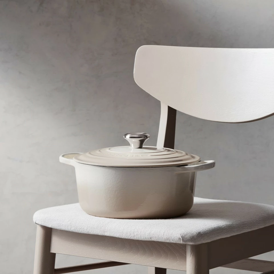 Le Creuset Signature Cast-Iron Round Dutch Oven 7 Le Creuset Signature Cast-Iron Round Dutch Oven - Image 7