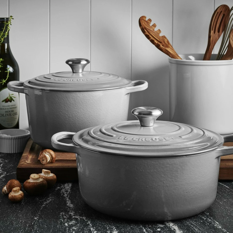 Le Creuset Signature Cast-Iron Round Dutch Oven 3 Le Creuset Signature Cast-Iron Round Dutch Oven - Image 3